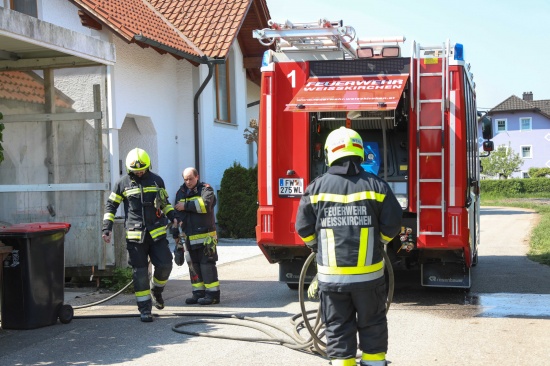 Brand bei einem Klimagert in Weikirchen an der Traun sorgt fr Einsatz zweier Feuerwehren