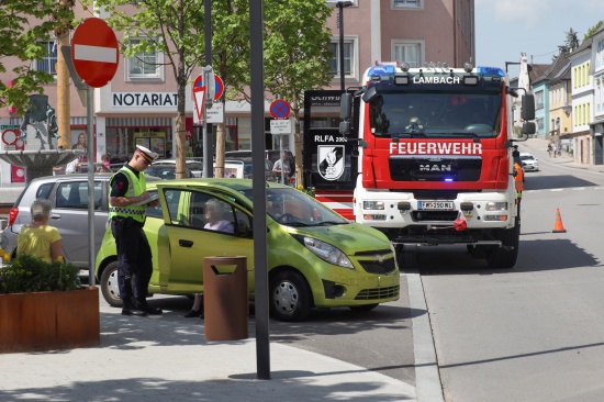 Feuerwehr bei Aufrumarbeiten nach leichtem Verkehrsunfall in Lambach im Einsatz