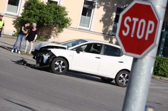 Kreuzungskollision zwischen zwei PKW in Wels-Lichtenegg