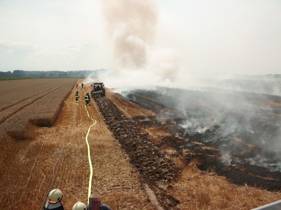 Brand eines abgeernteten Weizenfeldes in Steinerkirchen an der Traun