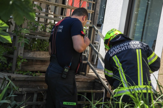 Einsatzkrfte zu Schlange unter Terrasse eines Hauses in Marchtrenk alarmiert