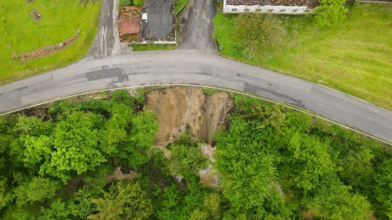 Hangrutsch nach starken Regenfllen in Schwand im Innkreis