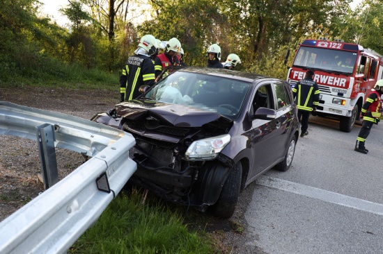 Auto kracht bei Bahnbergang in Thalheim bei Wels gegen Leitschiene vor Lichtsignalanlage