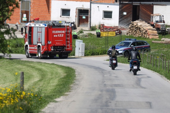 Paragleiter in Baum: Einsatzkrfte bei Personenrettung in Micheldorf in Obersterreich im Einsatz