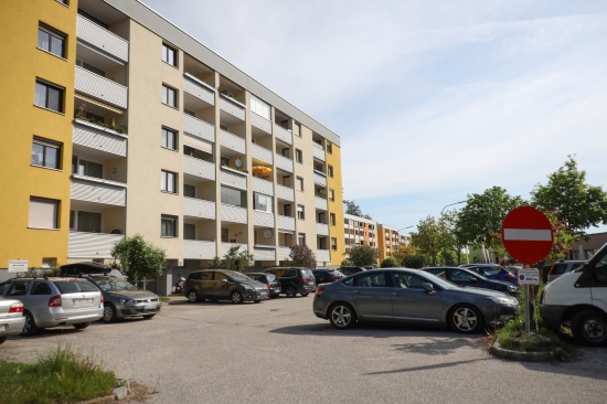 Feuerwehr zu Personenrettung bei einem Mehrparteienwohnhaus in Gmunden alarmiert