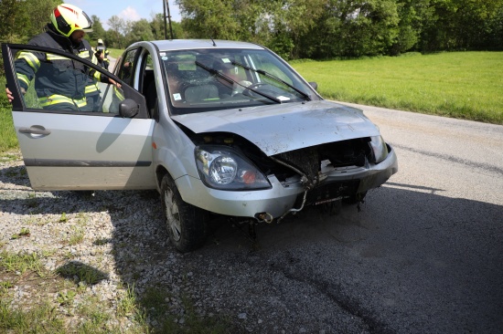 Auto bei Taufkirchen an der Trattnach von der Stra�e abgekommen