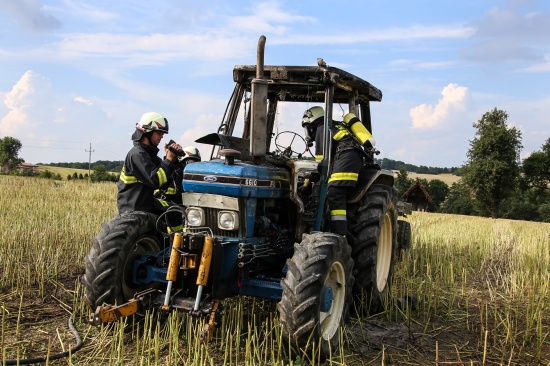 Feuerwehren bei Brand eines Traktors in Holzhausen im Einsatz