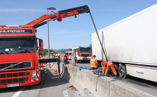 Stundenlange Sperre der Westautobahn bei Ohlsdorf nach schwerem LKW-Unfall im Baustellenbereich