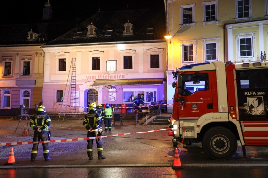 Groes Fassadenelement vor Lokal am Marktplatz in Lambach abgestrzt