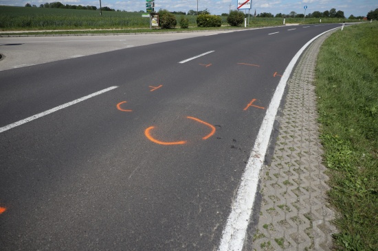 Motorradlenker bei Auffahrunfall auf PKW in Oftering schwer verletzt