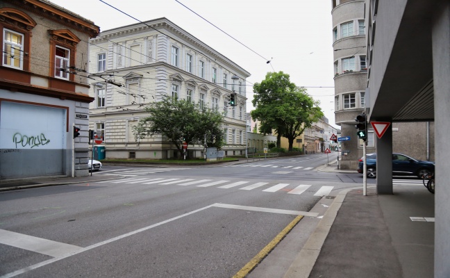 Fußgängerin (69) in Linz-Innere Stadt von LKW erfasst und dabei tödlich verletzt