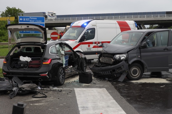 Schwerer Kreuzungscrash mit eingeklemmter Person in Wels-Puchberg
