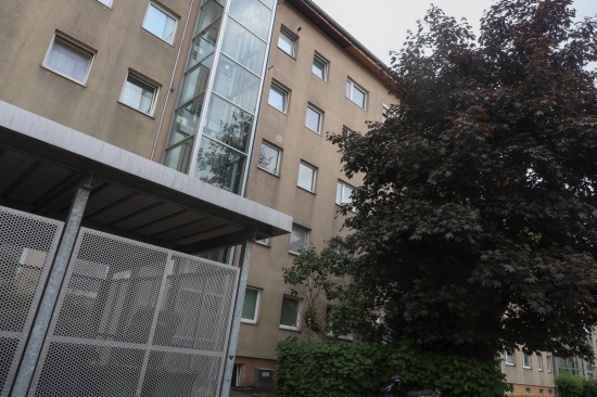 Mdchen (2) in Linz-Neue Heimat aus Fenster in viertem Stock in Kellerabgang gestrzt