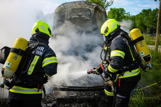 PKW-Brand auf einem Parkplatz in Braunau am Inn
