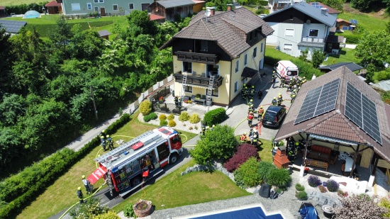 Sechs Feuerwehren bei Küchenbrand in Einfamilienhaus in Feldkirchen an der Donau im Einsatz