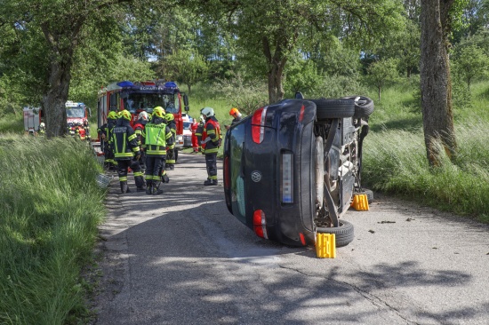Auto nach Kollision mit Baum in Scharten in Seitenlage zum Stillstand gekommen