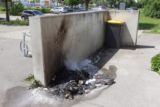 Brand einer Altpapiertonne bei Bildungs- und Jugendeinrichtung in Wels-Schafwiesen