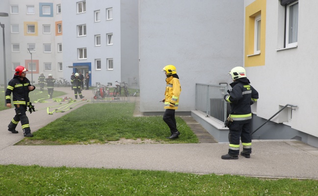 Grerer Einsatz der Feuerwehr bei Kellerbrand in einem Mehrparteienwohnhaus in Wels-Pernau