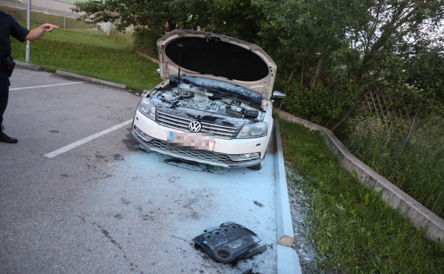 Beginnender Brand im Motorraum eines PKW auf Parkplatz in Eberstalzell mit Feuerlöschern gelöscht