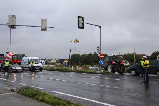 Rettungshubschraubereinsatz nach Verkehrsunfall im Kreuzungsbereich in Traun