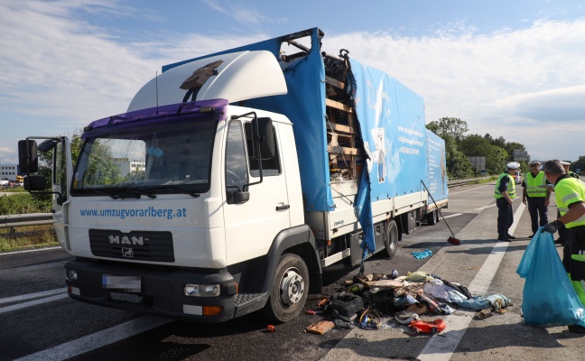 Umzugsservice-LKW: Brand von Ladegut auf Westautobahn bei Allhaming schnell abgelscht