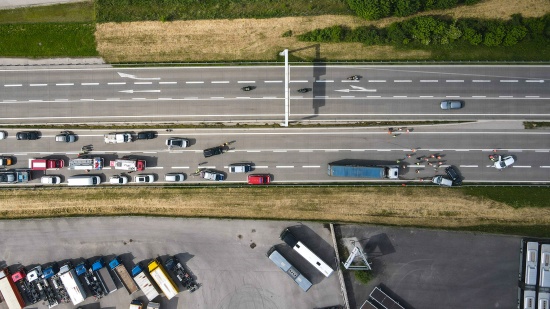 Schwerer Verkehrsunfall mit mehreren PKW sowie einem LKW auf Westautobahn bei Laakirchen