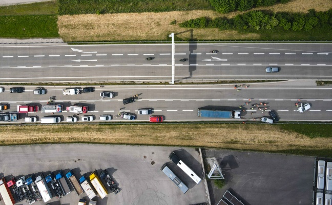 Schwerer Verkehrsunfall mit mehreren PKW sowie einem LKW auf Westautobahn bei Laakirchen