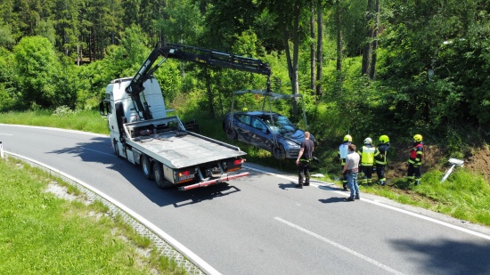 Verkehrsunfall mit Elektroauto in Haibach im Mhlkreis forderte drei Verletzte