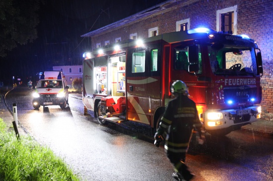 Einsatzkrfte zu Brand in einem landwirtschaftlichen Gebude in Offenhausen alarmiert