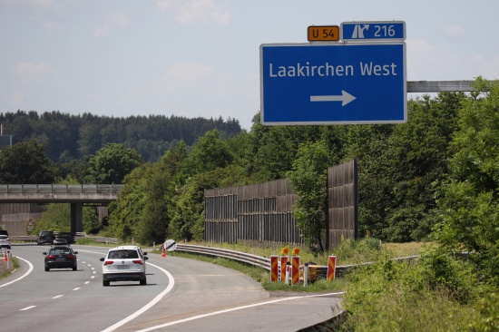 Verkehrsunfall auf Westautobahn bei Laakirchen fordert eine Schwerverletzte