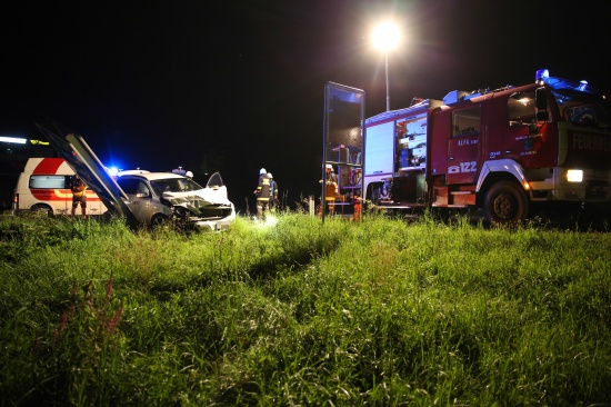 Nächtlicher Verkehrsunfall auf der Marchtrenker Straße bei Allhaming