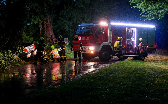 Verunfallter PKW im Gebsch nahe eines Badesees in Feldkirchen an der Donau entdeckt