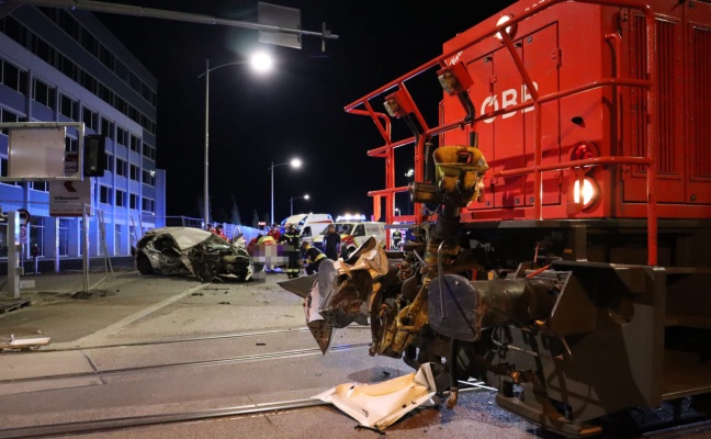 PKW kollidierte auf Bahnübergang in Linz-Industriegebiet-Hafen mit Verschublokomotive