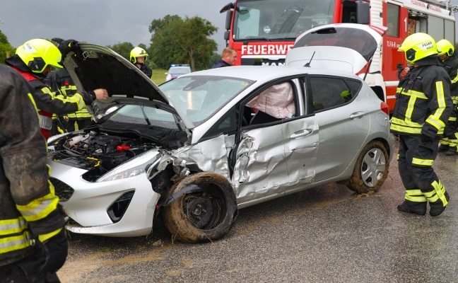 Auto nach Verkehrsunfall in Steinerkirchen an der Traun in Feld gelandet