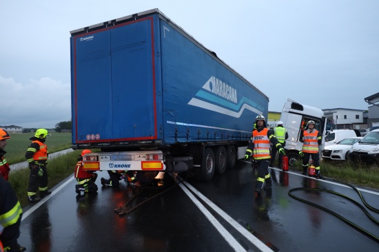 LKW-Bergung: Sattelzug bei Marchtrenk von Wiener Strae abgekommen und quergestanden