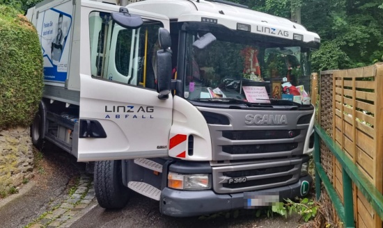 Bergung eines Abfallentsorgungsfahrzeuges in enger Kurve in Linz-St. Magdalena