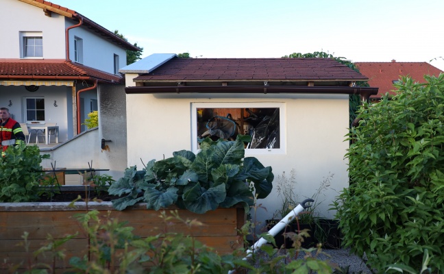 Drei Feuerwehren bei Brand einer Poolpumpe in Steinerkirchen an der Traun im Einsatz