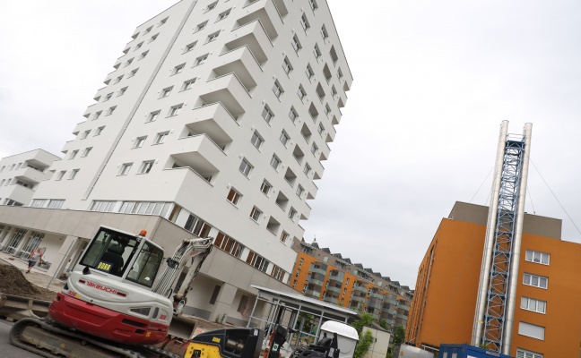 Personenrettung: Arbeiter auf Baustelle in Leonding in Lichtschacht gestürzt