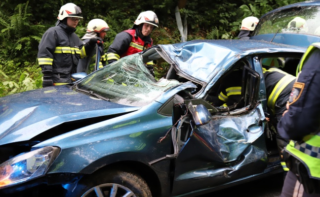 Feuerwehr musste Schwerverletzte nach Verkehrsunfall in Münzbach aus Fahrzeug befreien