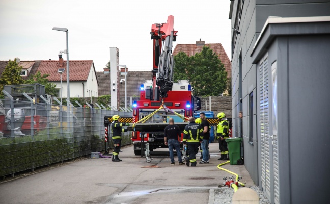 Batterie ausgebaut: Spezielle Löschtaktik seitens der Feuerwehr bei Brand bei Elektroauto in Traun