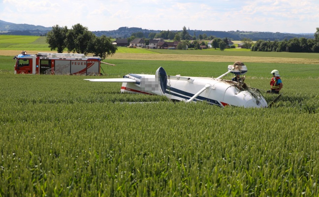 Flugunfall: Kleinflugzeug schiet auf Flugplatz Laakirchen-Gschwandt ber Landebahn hinaus