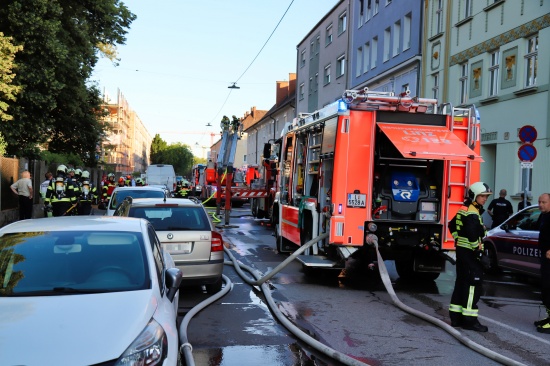 Grerer Einsatz der Feuerwehr bei Brand in Mehrparteienwohnhaus in Linz-Kaplanhof