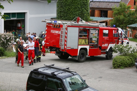 Feuerwehr und Rettungskrfte retten abgestrzten Arbeiter aus einem Silo