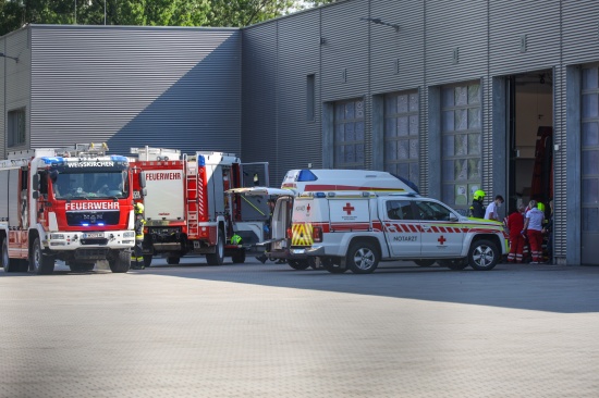Einsatzkr�fte bei Personenrettung in einer LKW-Werkst�tte in Wei�kirchen an der Traun im Einsatz