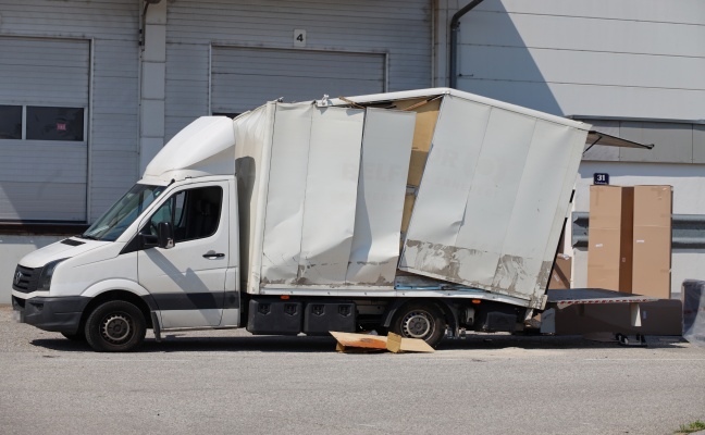 Kleintransporter bei Fahrt durch zu niedrige Bahnunterfhrung in Wels schwer beschdigt