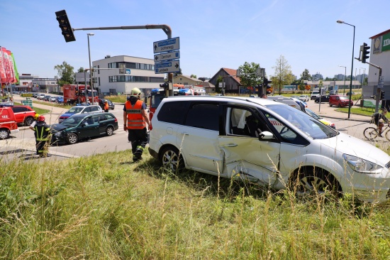 Kreuzungscrash mit eingeklemmter Person in Wels-Lichtenegg