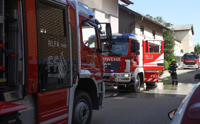 Brand bei einem Wohnhaus in Attnang-Puchheim sorgt für Einsatz zweier Feuerwehren