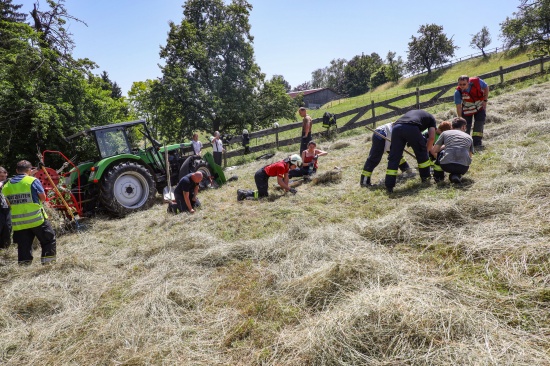 Traktorberschlag bei Heuarbeit in Pichl bei Wels fordert einen Verletzten