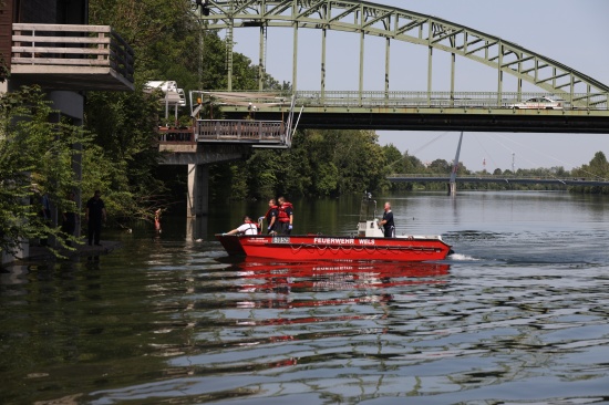 Personenrettung: Verletzte Person mittels Feuerwehrboot vom Traunufer in Wels gerettet