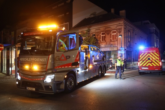 Heftiger Kreuzungscrash in Wels-Innenstadt endete fr Unfallbeteiligten in Auslage eines Geschfts